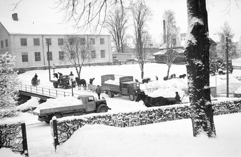 Snöröjning vid Korsbron.  Fototid: 1940.