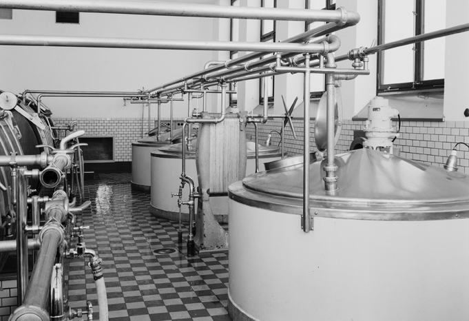 Interiör av mjölkcentralen, Oppeby. Fototid: 19...