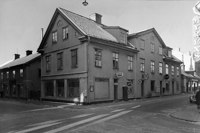 Hörnet av Brunnsgatan/ Västra Kvarngatan. I hus...
