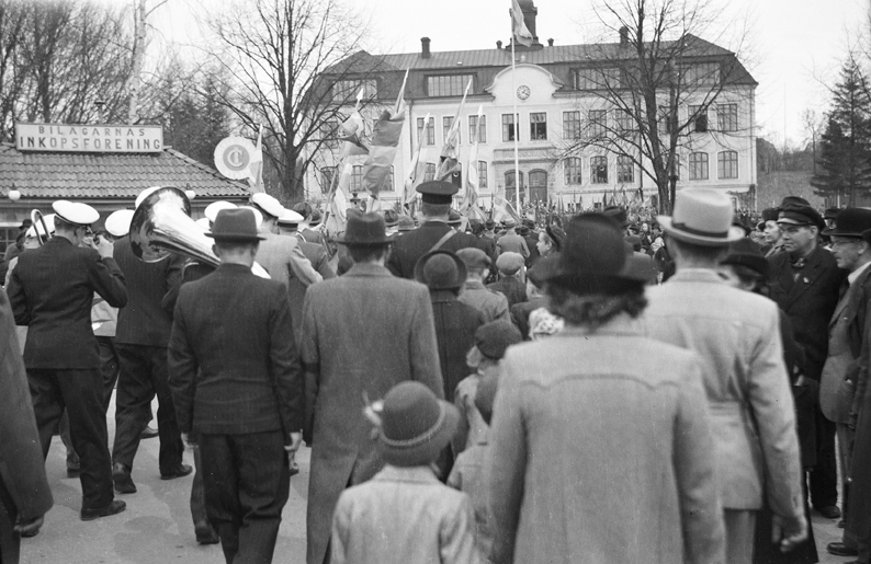 Första Maj, Vid Östra Skolan. Fototid: 1941.