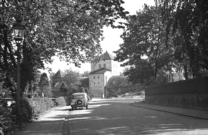 Slottsgatan med Nyköpingshus. Fototid: 1930-1939.