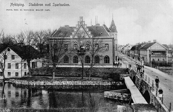 Nyköping. Stadsbron med Sparbanken. Fototid: 1906.