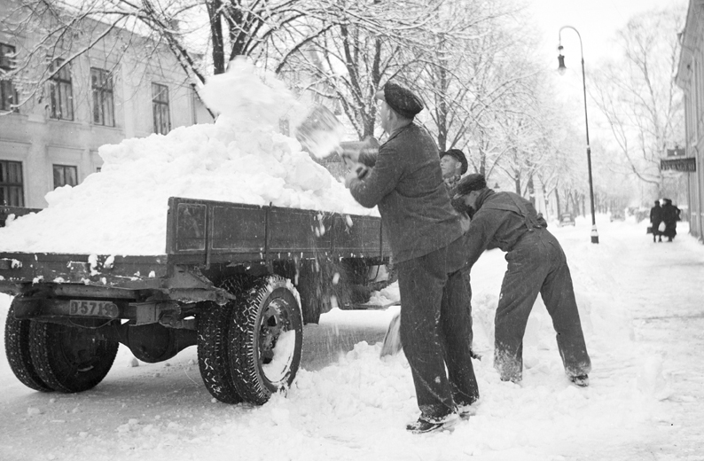 Snöröjning på Repslagaregatan. Fototid: 1940.