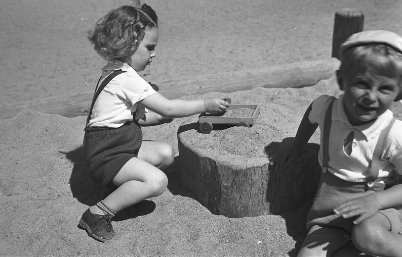 Lek i gungparken. Fototid: 1946.