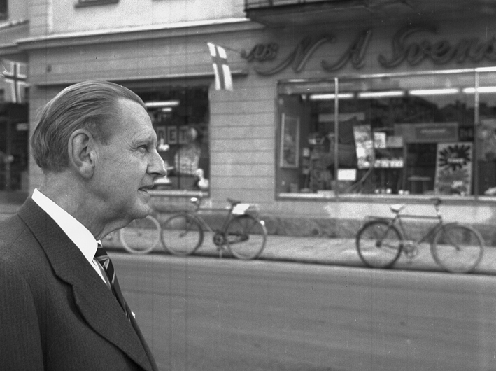 Olle Svensson, Järnhandlare. Fototid: 1960-1961.