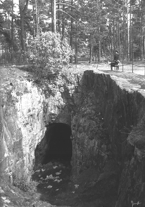 Gruvhål på Hållet. Fototid: 1925.
