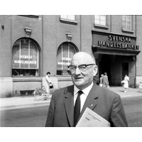 NKBFA DS07 -
G. Ahnmark, Bankdirektör. Utanför Svenska Handelsbankens lokaler på Västra Storgatan