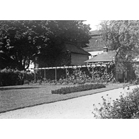 NKBFA EK92 - Trädgården mellan gamla polishuset och gamla apoteket Fenix