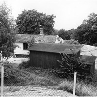 NKBFA DIB711 -
Bostadshus och uthus, exteriör. Lilla Bergsgränd. Båda husen rivna före 1981
