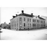 NKBFA DIB693 -
Korsningen Östra Rundgatan 14 och Skjutsaregatan 13. Hörnhuset uppfördes omkring år 1910 och revs i mitten på 1960-talet.