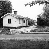 NKBFA DIB710 - Bostadshus och uthus, exteriör. Lilla Bergsgränd. Båda husen rivna före 1981