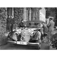 NKBFA DIB35 -
Prins Gustaf Adolf och Prinsessan Sibylla stiger in i en bil vid Residenset