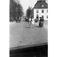 NKBFA EK1039 - Löpare vid Stora Torget under Stadsloppet i Nyköping på 1930 - talet