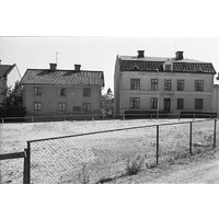 NKBFA DIB302 -
Vattengränd. Endast huset till höger, byggt 1904, finns i nuläget bevarat