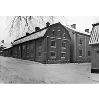 NKBFA DIB871 -
Detta är den så kallade Ahlborgska gården vid hörnet av Tullportsgatan och S:t Annegatan.