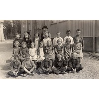 NKBFA EA14 - Lärarinnan Anna Trygg med skolklass 1940-tal