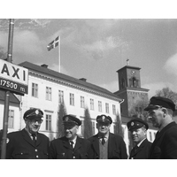 NKBFA DS1559 -
Några taxichaufförer vid Stora Torget.