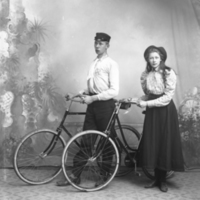 178400 006487 - Ateljéfoto. Ungt par med cykel.