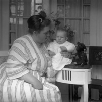 178400 005258 - Kvinna med litet barn, Kjerrud