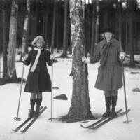 178400 005297 - Karin Larsson och Elin Sunnerdahl på skidtur
