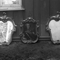 178400 005087 - Två speglar och ett porträtt med snidade ramar