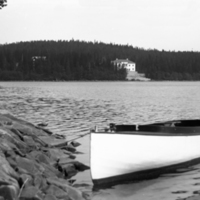 178400 007801 - Båt med Jössefors herrgård i bakgrunden