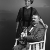 178400 004497 - Ateljébild av par med hund, K Wennberg
