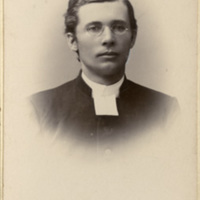 178400 010275 - Ateljéfoto. Pastor Carl August Juhlin