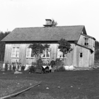 178400 006653 - Par framför hus i Hildringsdalen, Hungvik
