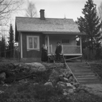 178400 005171 - Familj framför bostadshus Byn, Sulvik