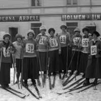 178400 004605 - Kvinnliga skidåkare, tävling