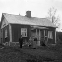 178400 005170 - Familj framför Byatorpet, Byn Sulvik