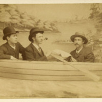 178400 010073 - Tre män i en båt