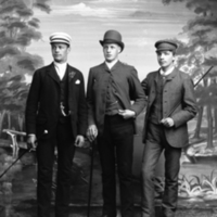 178400 003933 - Ateljébild av tre unga män
