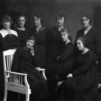 178400 005104 - Ateljébild av åtta unga kvinnor