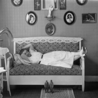 178400 005155 - Kvinna liggande i soffa, Helga Lööf