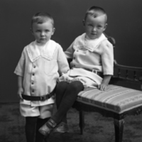 178400 004566 - Ateljébild av två små barn