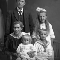 178400 007557 - Bleckslagare Einar Malm med familj
