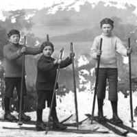178400 003947 - Ateljébild Barn med skidor