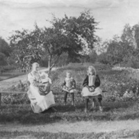 178400 009597 - Barnjungfrun med barnen Disa, Lulle och Signe Böttiger vid Agnetebergs herrgård