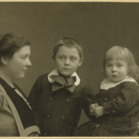 178400 010075 - Ateljéfoto. En kvinna och två barn.