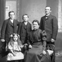 178400 004069 - Ateljébild Adolf Andersson med familj