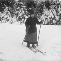 178400 005295 - Fröken Afselius på skidor