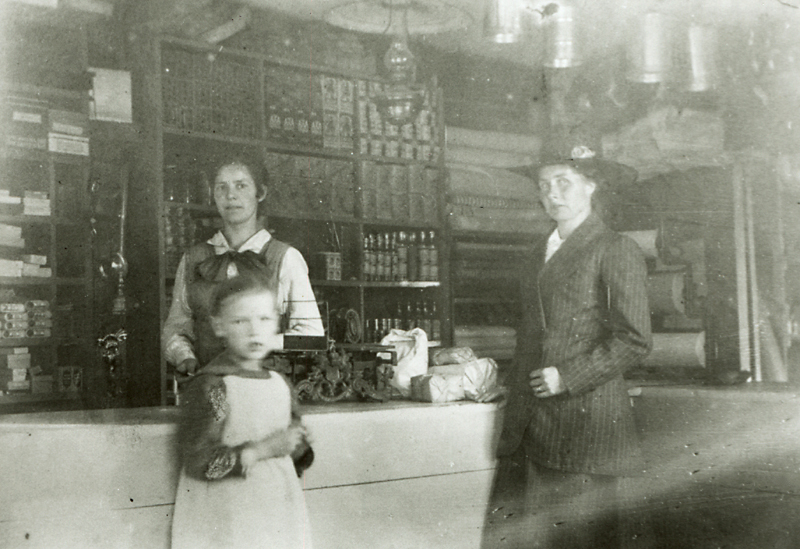 Annie Johanssons speceriaffär i Yxenhult 1919. ...