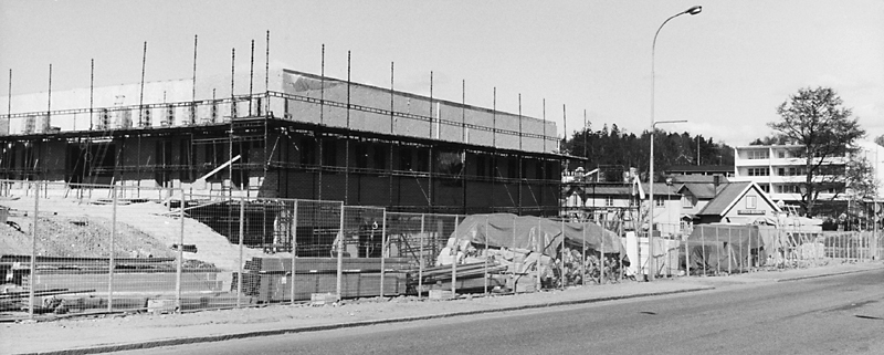 Nya Falkenhuset är under uppbyggnad. År 1982. S...