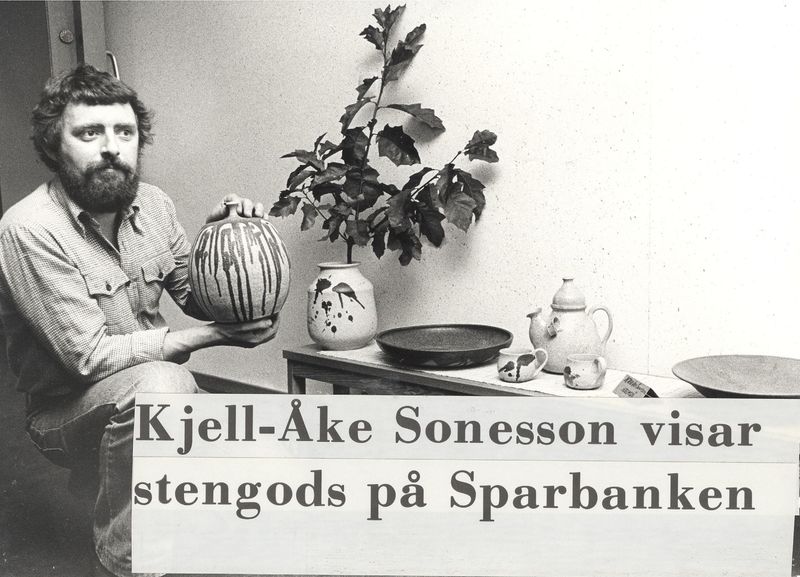 Kjell-Åke Svensson visar stengods på Sparbanken