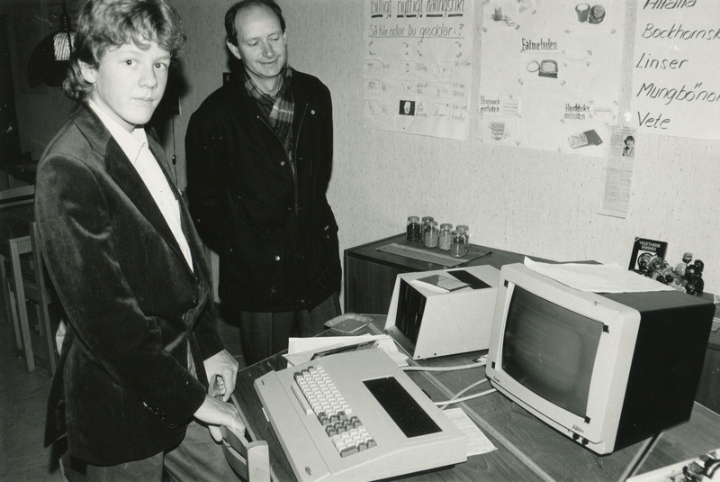 John Örning och Claes Hellberg kollade datamask...