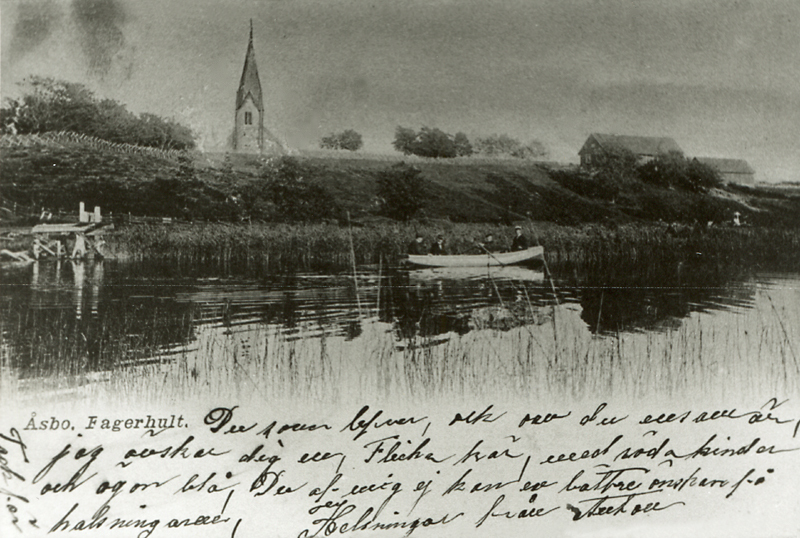 Roddtur på Fagerhultssjön med kyrkan i bakgrunden.