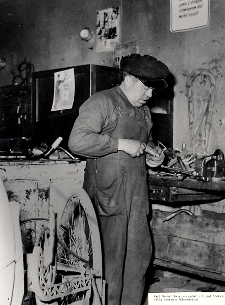Karl-Gunnar lagar en pedal.