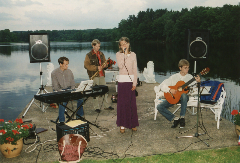Musikkväll i Hjelmsjöparken med Zandra Persson,...